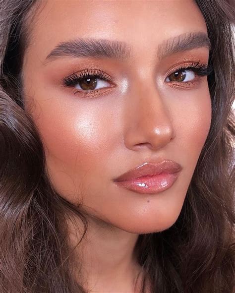 BRONZY GLOWY MAKEUP .